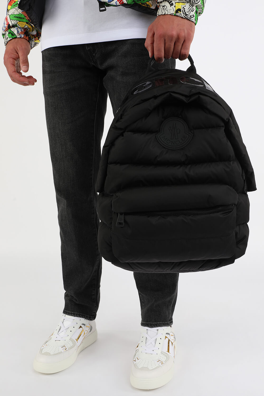 תמונת כל הלוק של תיק גב מרופד בגוון שחור